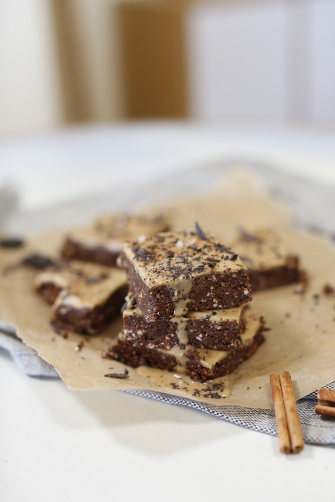 No-Bake Brownies de Reishi Arábica com Cobertura de Manteiga de Amêndoa