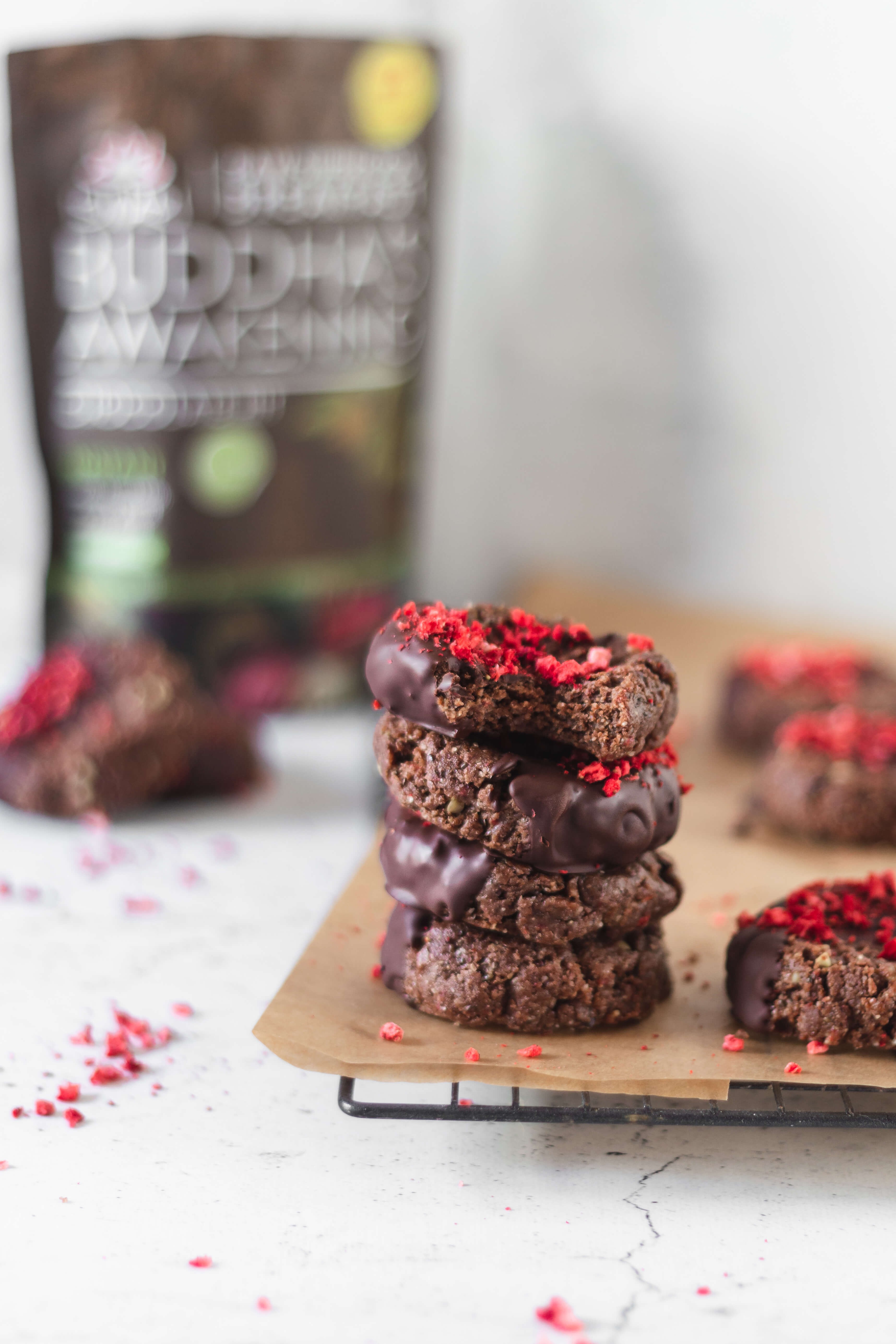 Cacao strawberry cashew butter cookies (no-bake)