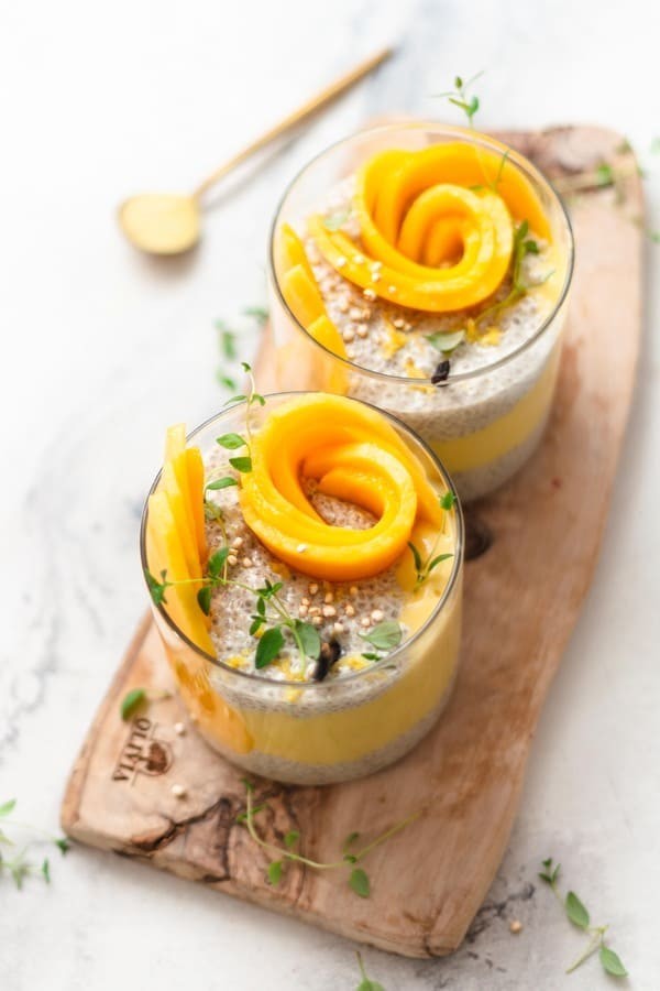 Pudding Aux Graines De Chia Et Citron Avec Du Yaourt À La Mangue Et Au Thym